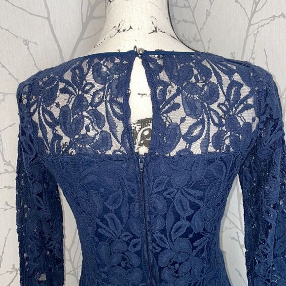 Halo lace navy dress, Size Small‎ - Picture 5 of 8